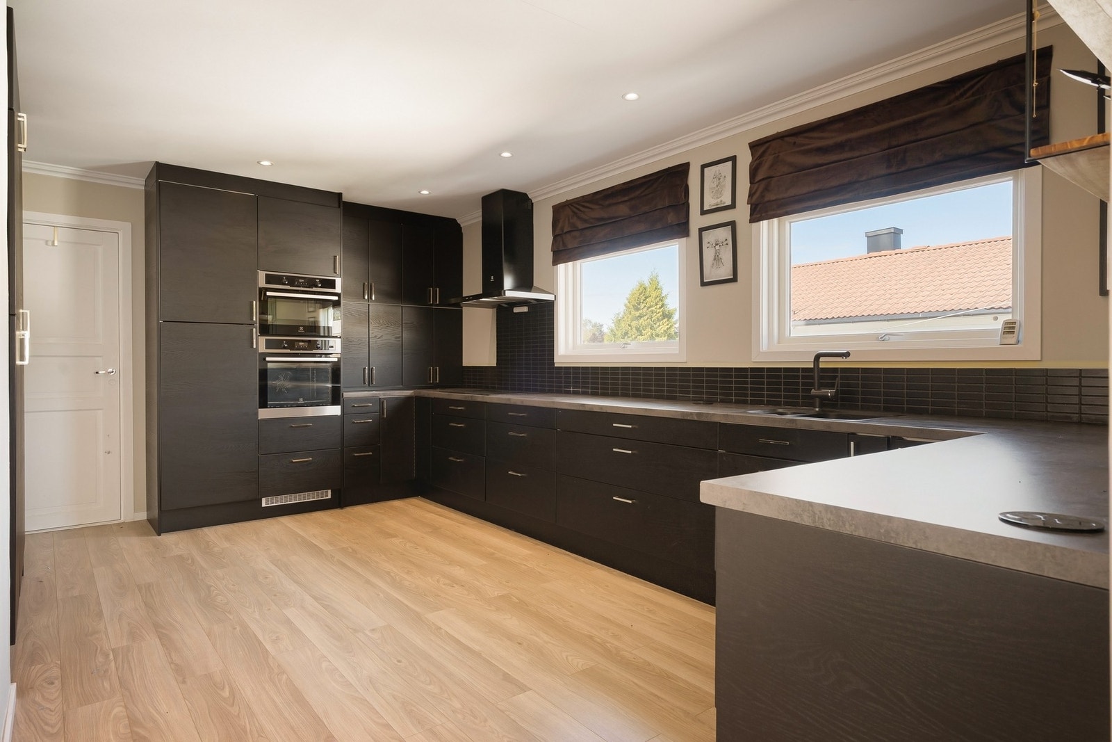 Romslig kjøkken med Epoq innredning fra 2017 med integrerte hvitevarer Galleribilde