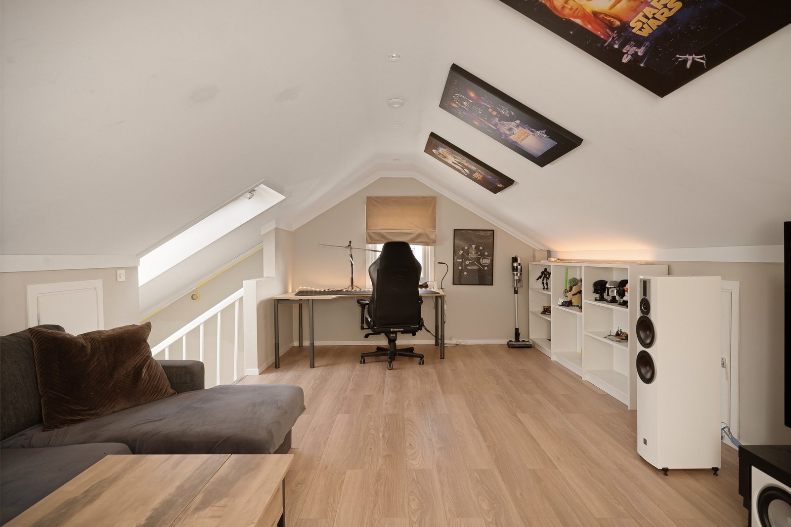 Disponible rom på loftet er innredet, god lagringsplass i knevegger Galleribilde