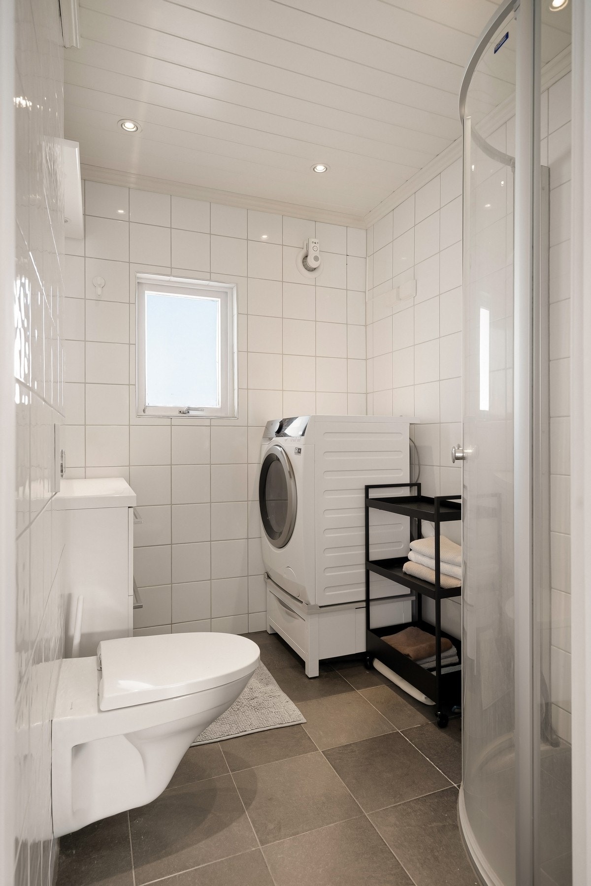 Bad i 2. etasje med varmekabler og fliser Galleribilde