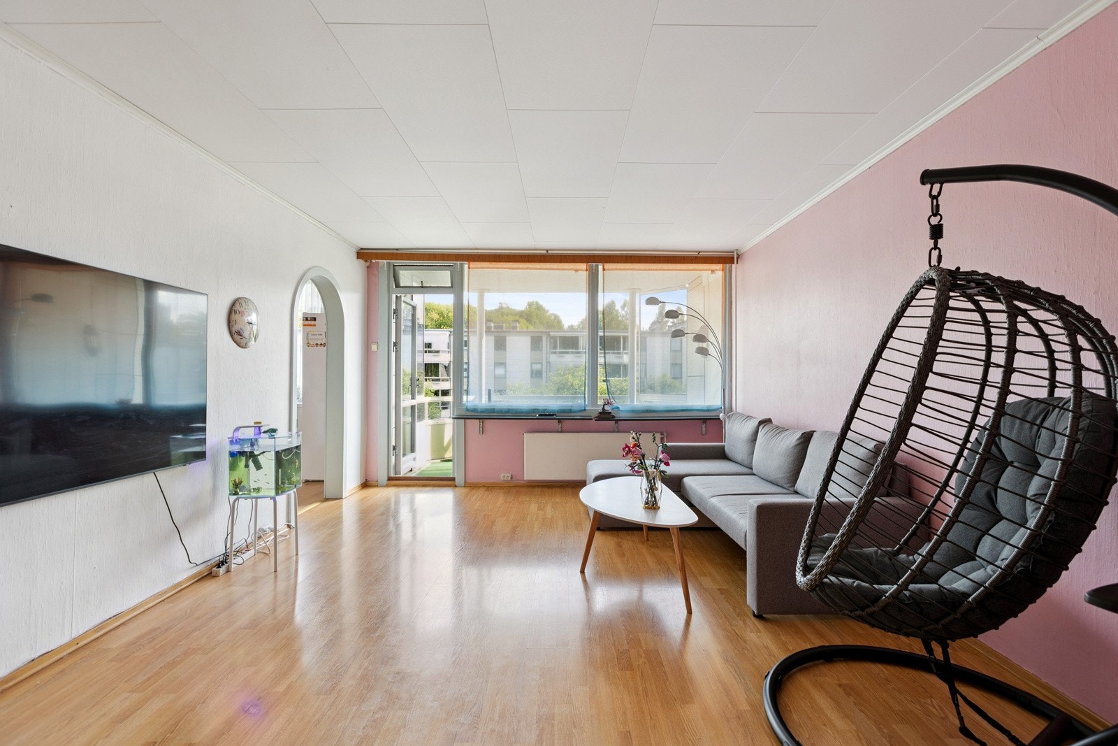 Det er store vindusflater og dør ut mot balkongen. Galleribilde