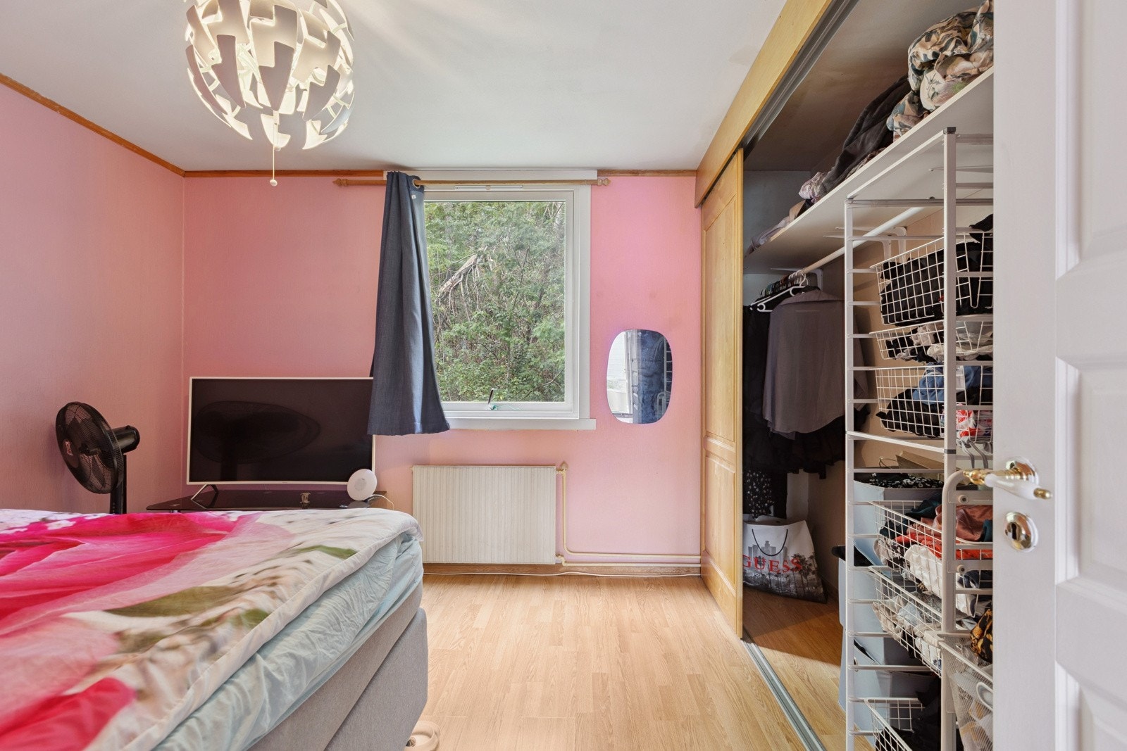 Hovedsoverommet har hel vegg med skyvedørsgarderobe.. Galleribilde