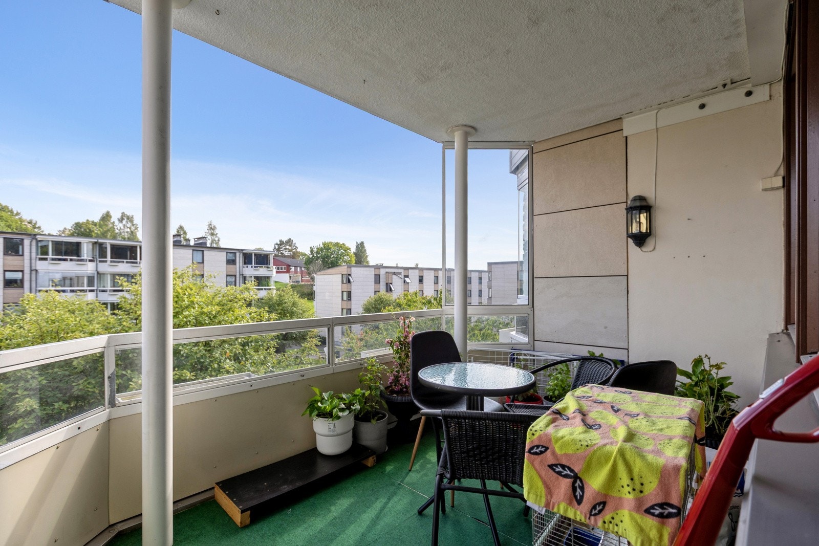 8 kvm overbygget og lun balkong hvor du kan lage din egen oase av møbler og blomster. Galleribilde