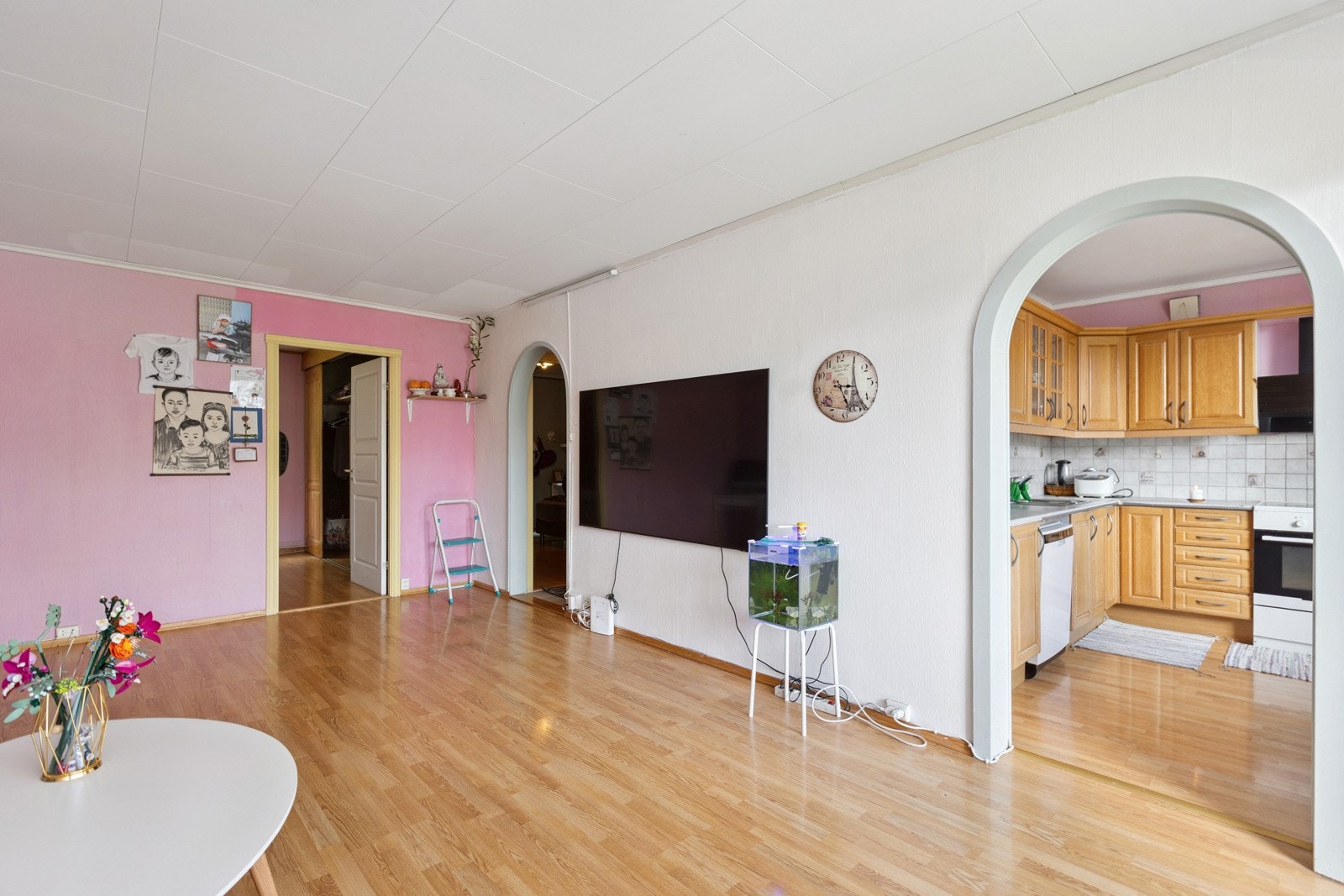 Stuen er åpen og lys med fine solforhold. Her kan du ha både salong og et spisebord stort nok til å romme hele familien. Galleribilde