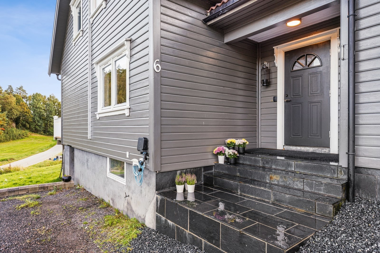 Inngangsparti - Montert el-bil-lader Galleribilde