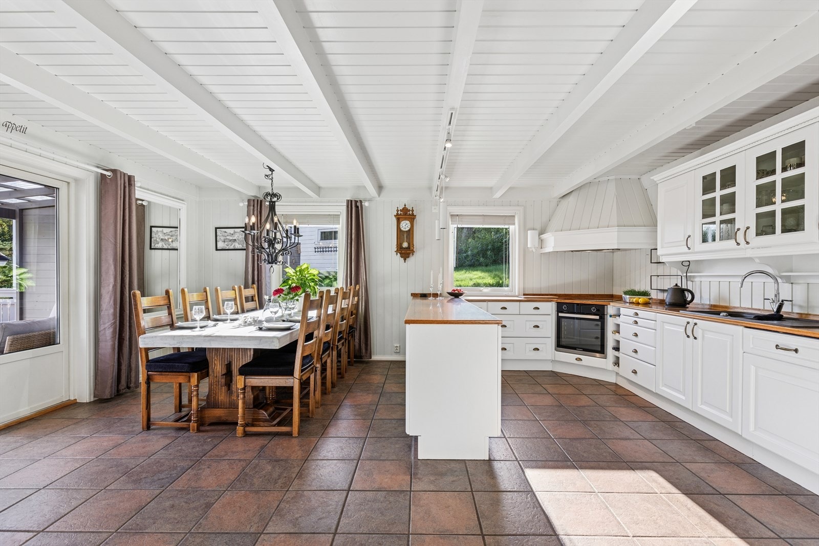 Kjøkkenet er stort med god sitteplass - Det vil være et naturlig samlingspunkt for familien Galleribilde