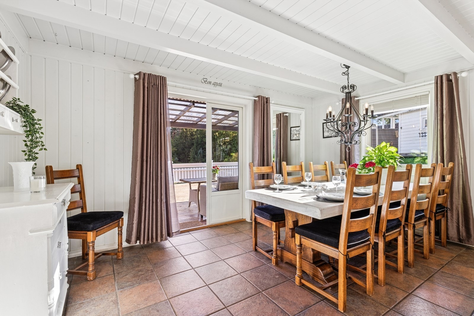 Utgang ut til terrassen direkte i fra kjøkkenet gjør det enkelt å flytte ut å spise på fine sommerdager Galleribilde