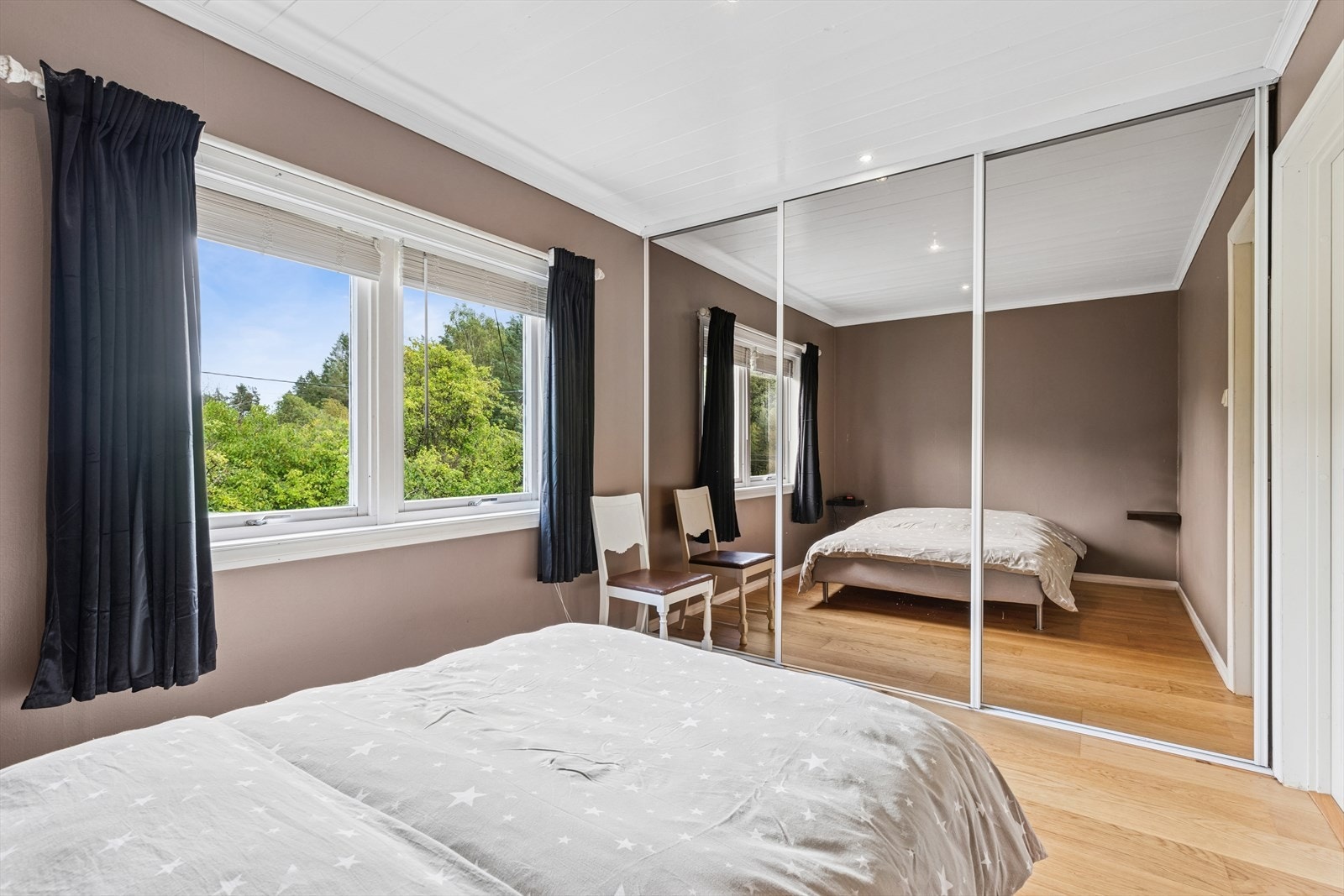 Hovedsoverom i 1. etasje - speilgarderobe Galleribilde