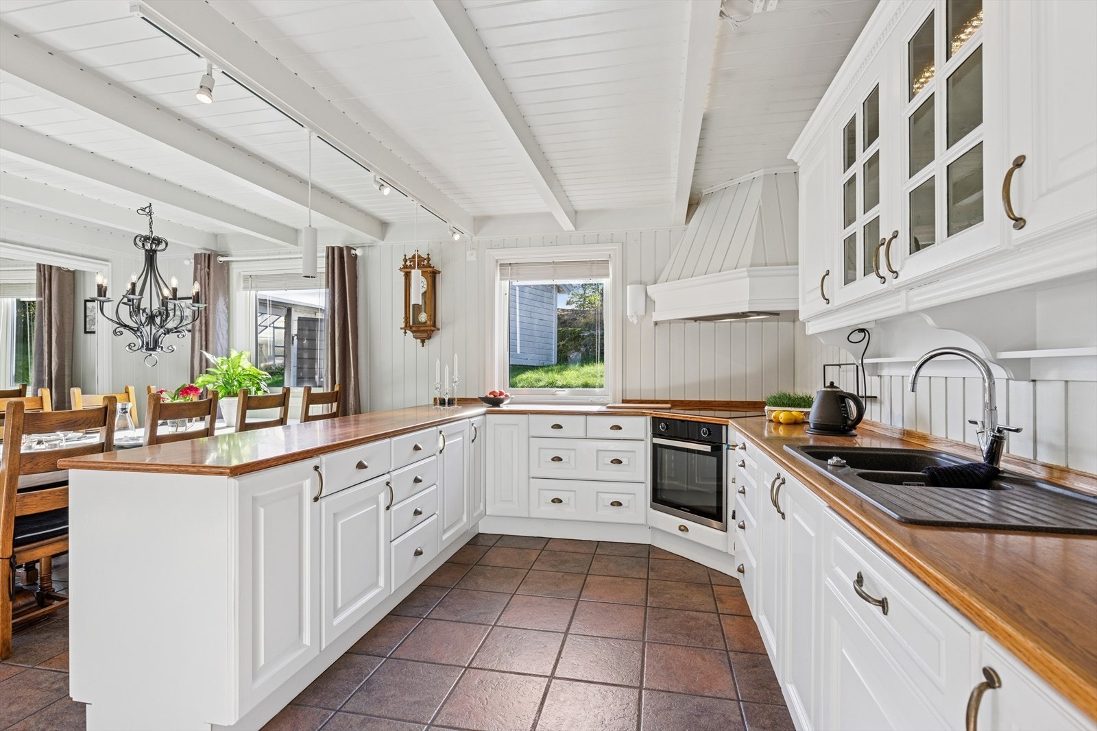 Stort romslig straikjøkken - Mye skap- og benkeplass Galleribilde