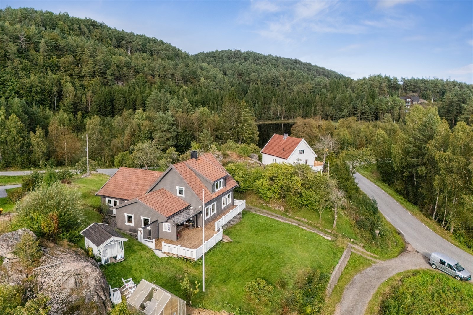 Boligen har en stor flott tomt, opparbeidet hage med flere fine uteplasser Galleribilde