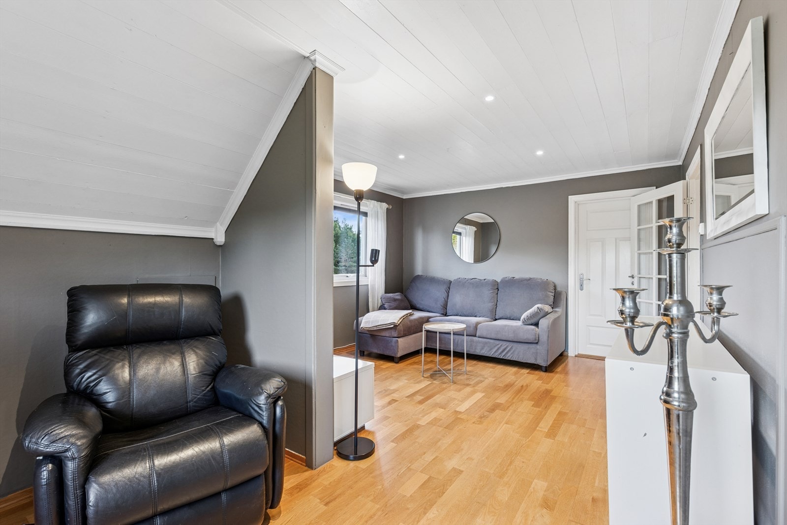 Velkommen opp i 2. etasje - Romslig stue med god plass Galleribilde