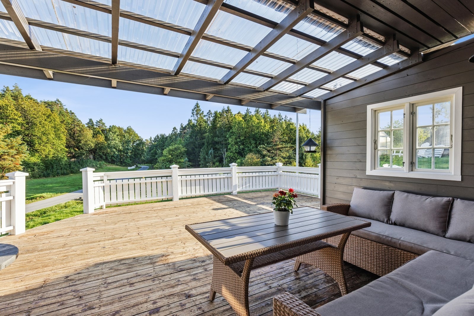 Perfekt å trekke inn ved sterk sol eller regn (Overbygget er ikke søkt godkjent) Galleribilde