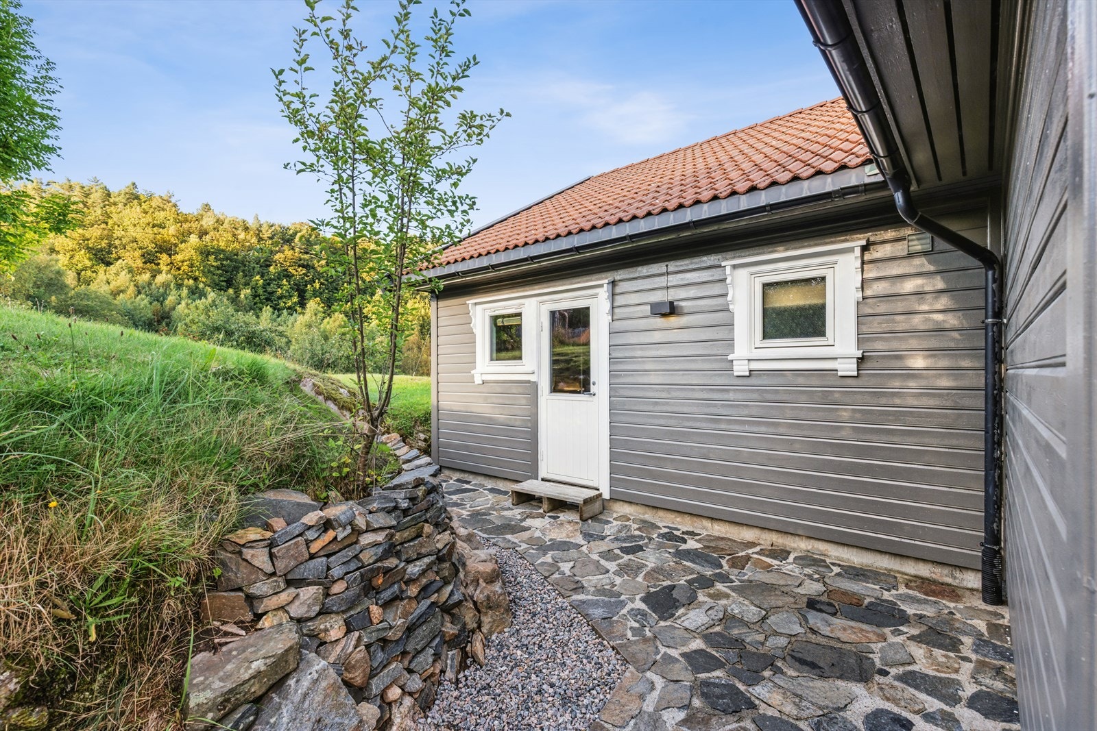 Bak huset - Inngang til vaskerom - Lun og god krok med ettermiddagssol Galleribilde