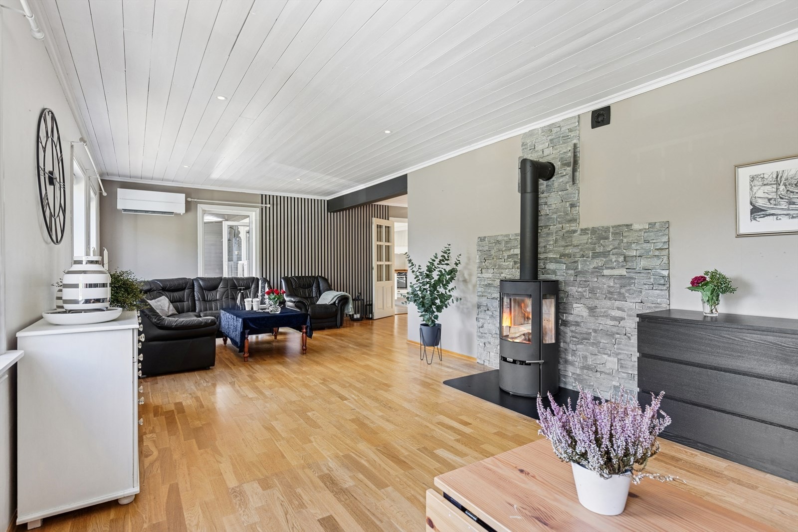 Stuen er romslig og det er plass til flere sittegrupper Galleribilde