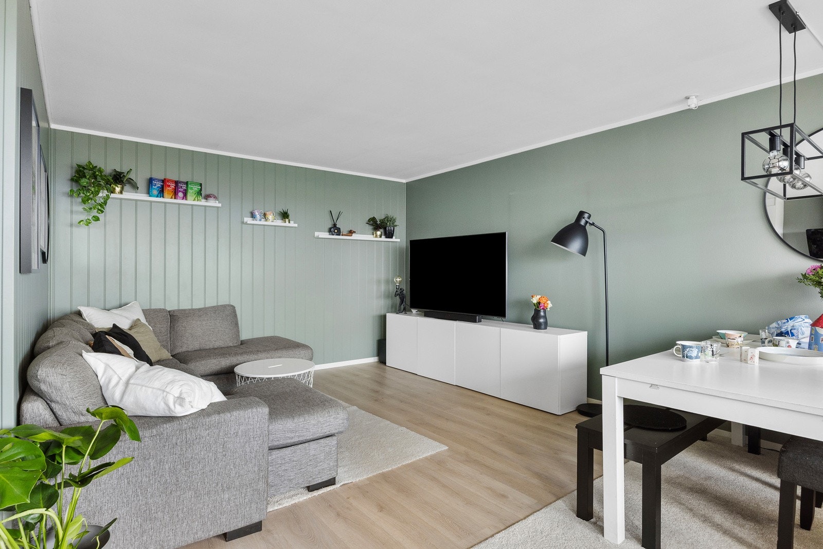 Lys og trivelig stue med fleksible møbleringsmuligheter. Galleribilde