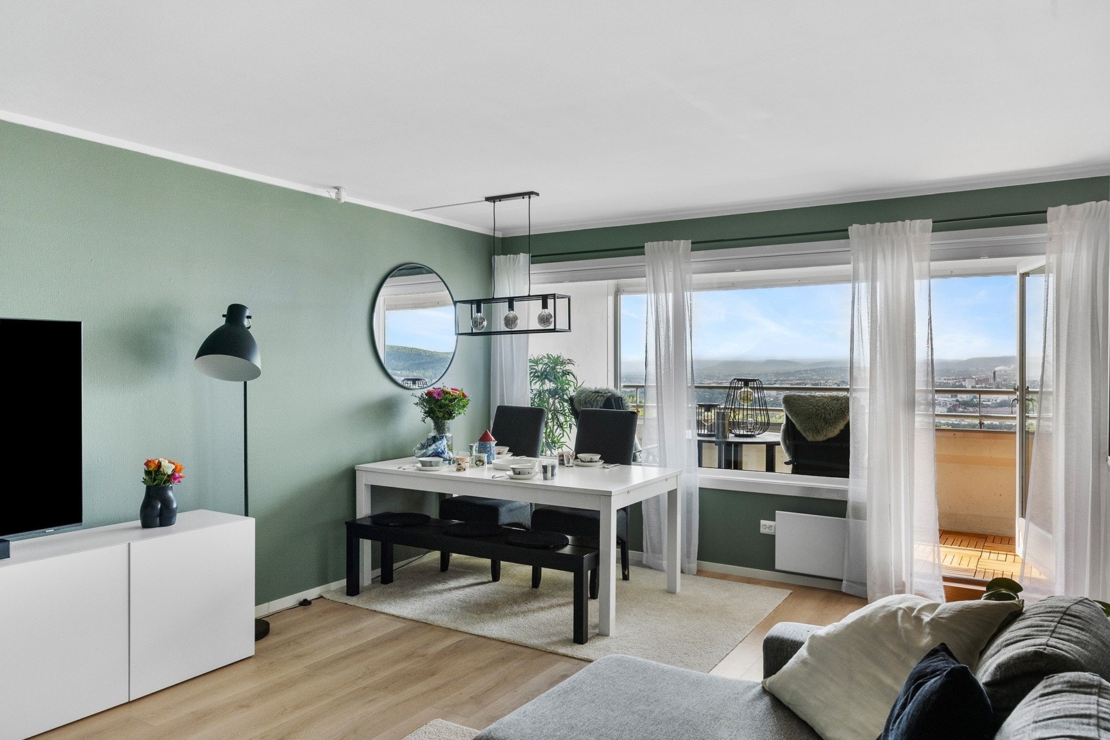 Store vinduer som slipper inn rikelig med naturlig lys. Galleribilde