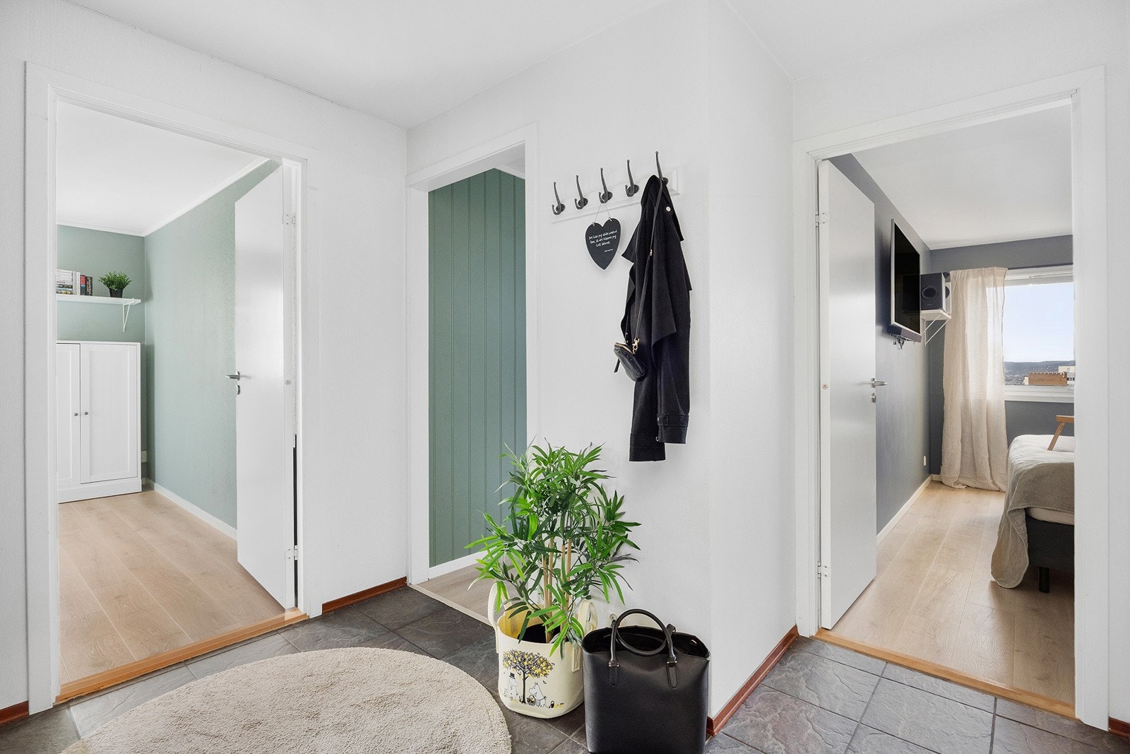 Romslig entré med mulighet for garderobeløsning. Galleribilde