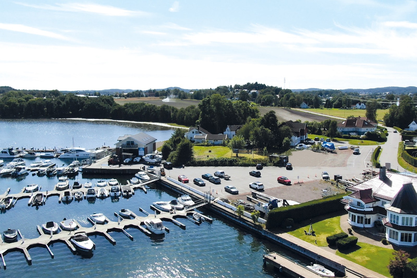 Det er tinglyste parkeringsplasser på platået på nedsiden av tomten slik at det aldri vil bli bygd noe foran tomten Galleribilde