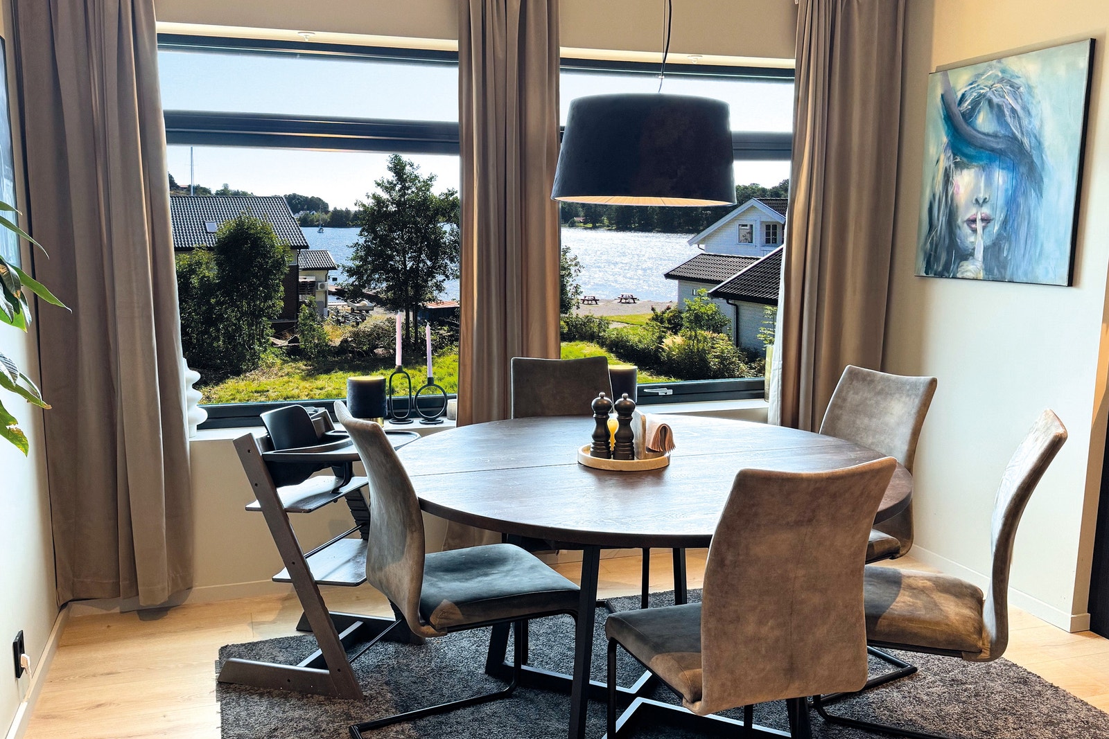 Her kan man sitte i spisestuen og se utover Kalvetangsundet. Illustrasjonsbilde fra et tilsvarende hus, som Norske Hus har tegnet til tomten, hvor utsikten er lagt inn Galleribilde