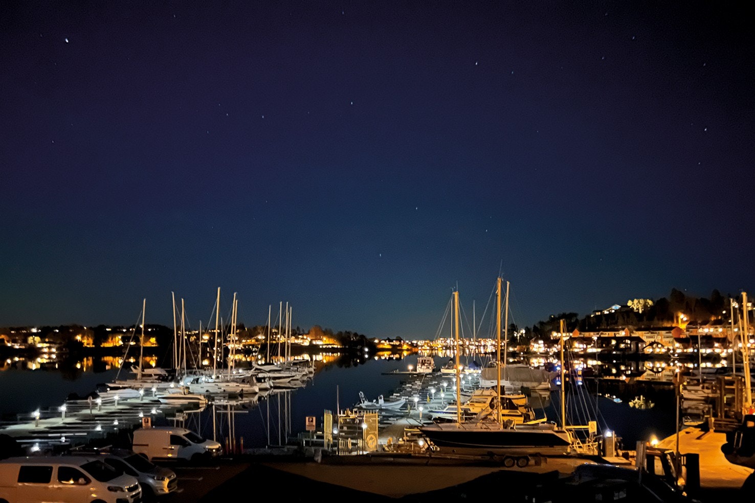Kvelden/natten kan by på et fantastisk lysskue hvor vannet reflekterer lyset i sjøen Galleribilde