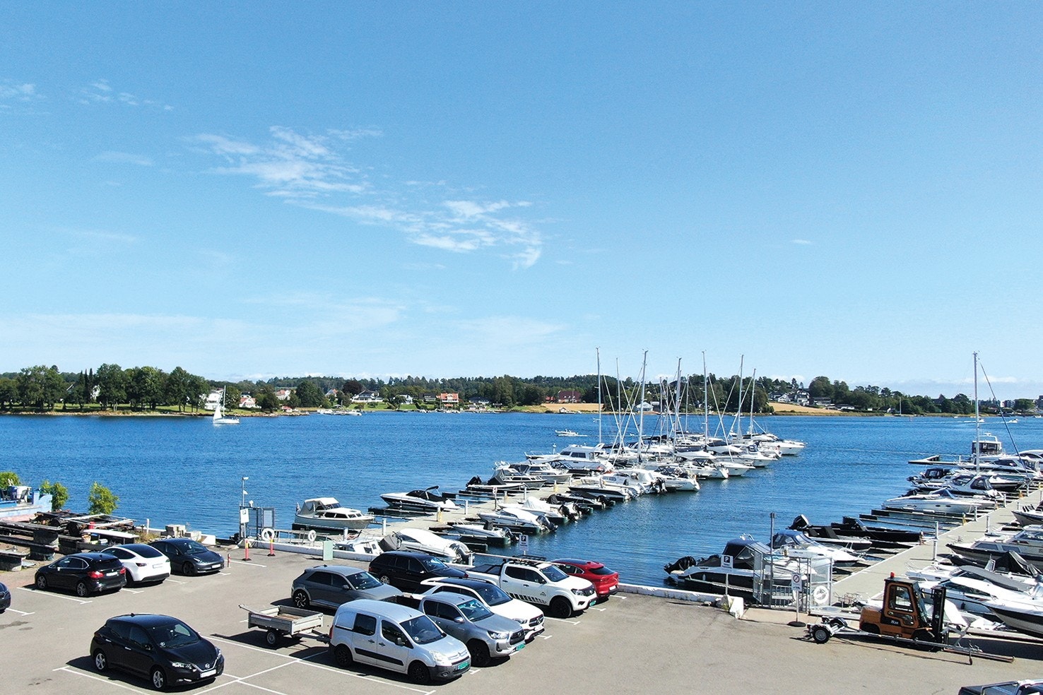 Utsikt fra en av stuene i 2. etasje. (Dronebilde i riktig høyde)
Mulighet for å kjøpe en båtplass rett utenfor døren Galleribilde