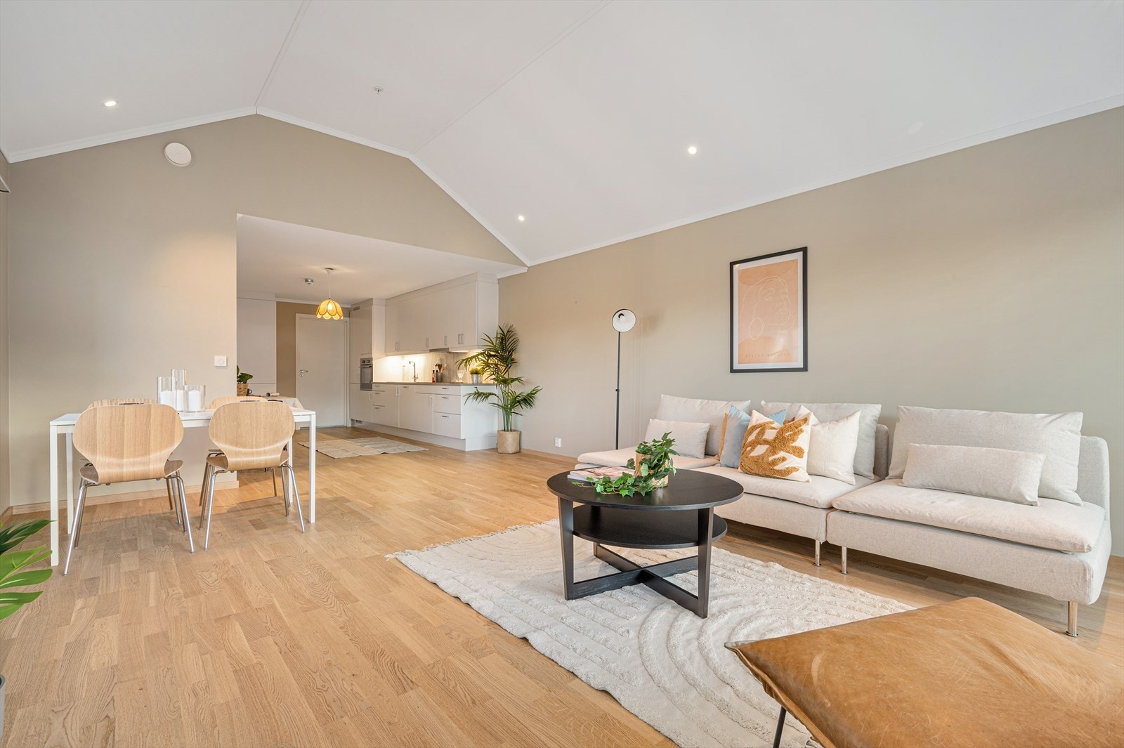 Stue og spisestue har åpen løsning mot kjøkken som gir god flyt Galleribilde