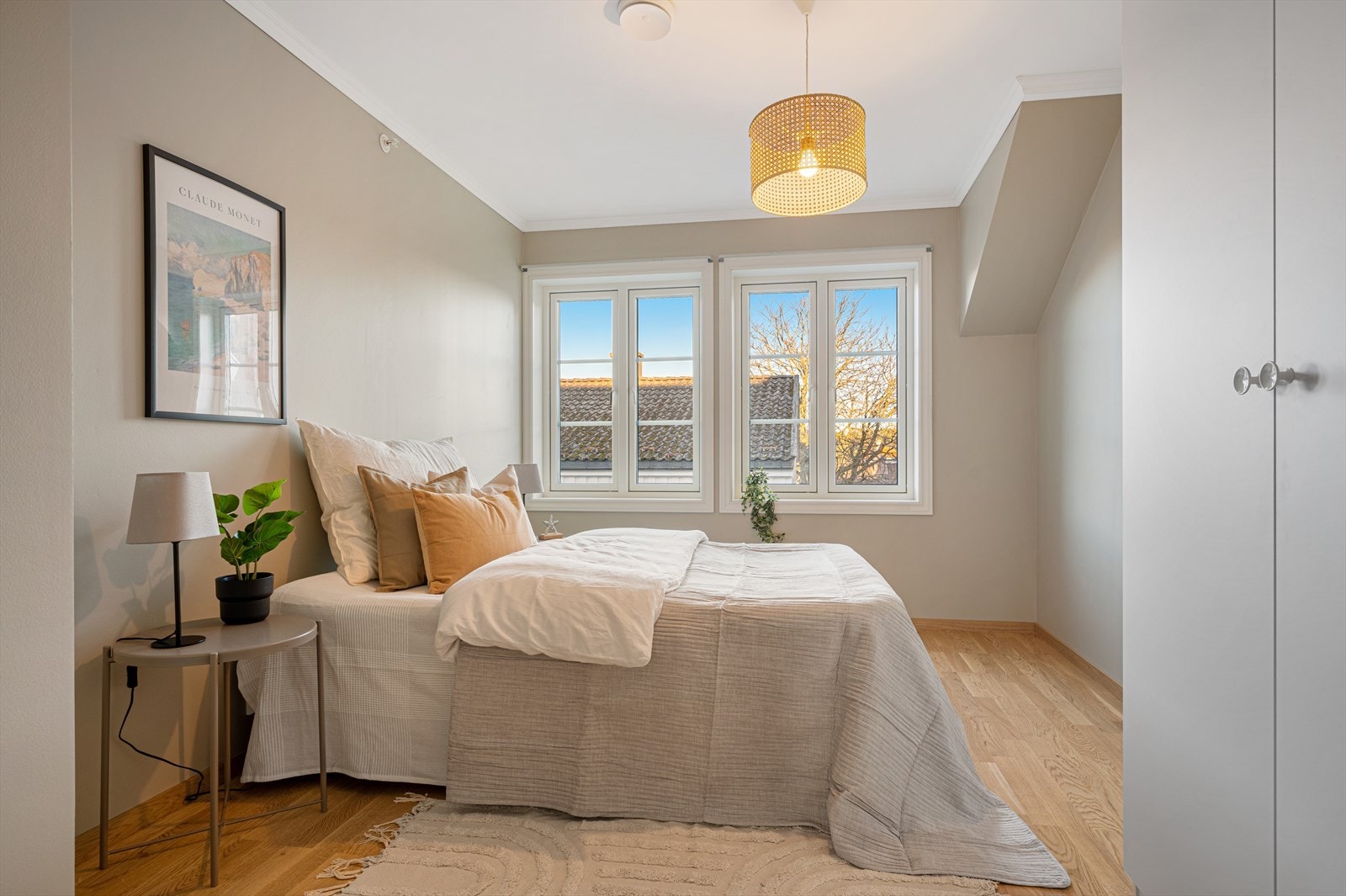 Hovedsoverommet i leiligheten har god plass til dobbeltseng og oppbevaring Galleribilde