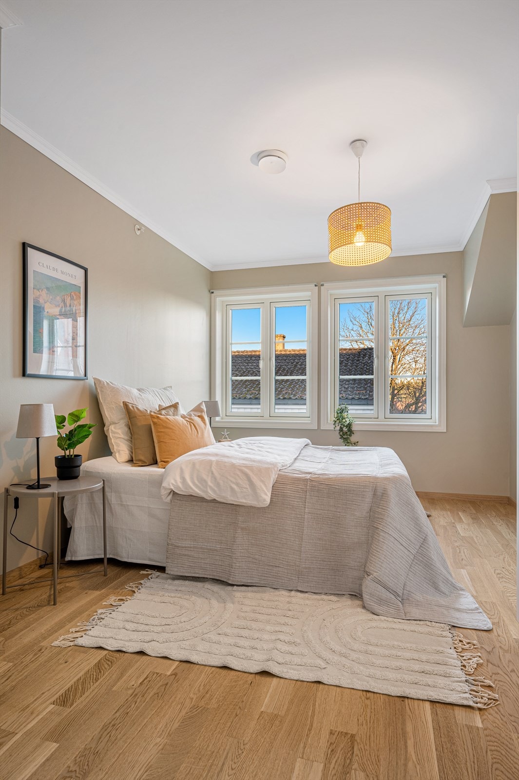 Dette soverommet har også store vinduer som slipper inn masse naturlig lys Galleribilde