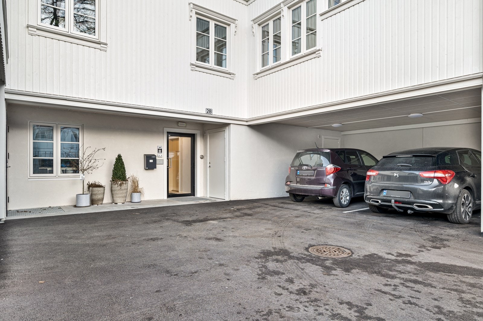 Felles inngang til trappegang Galleribilde