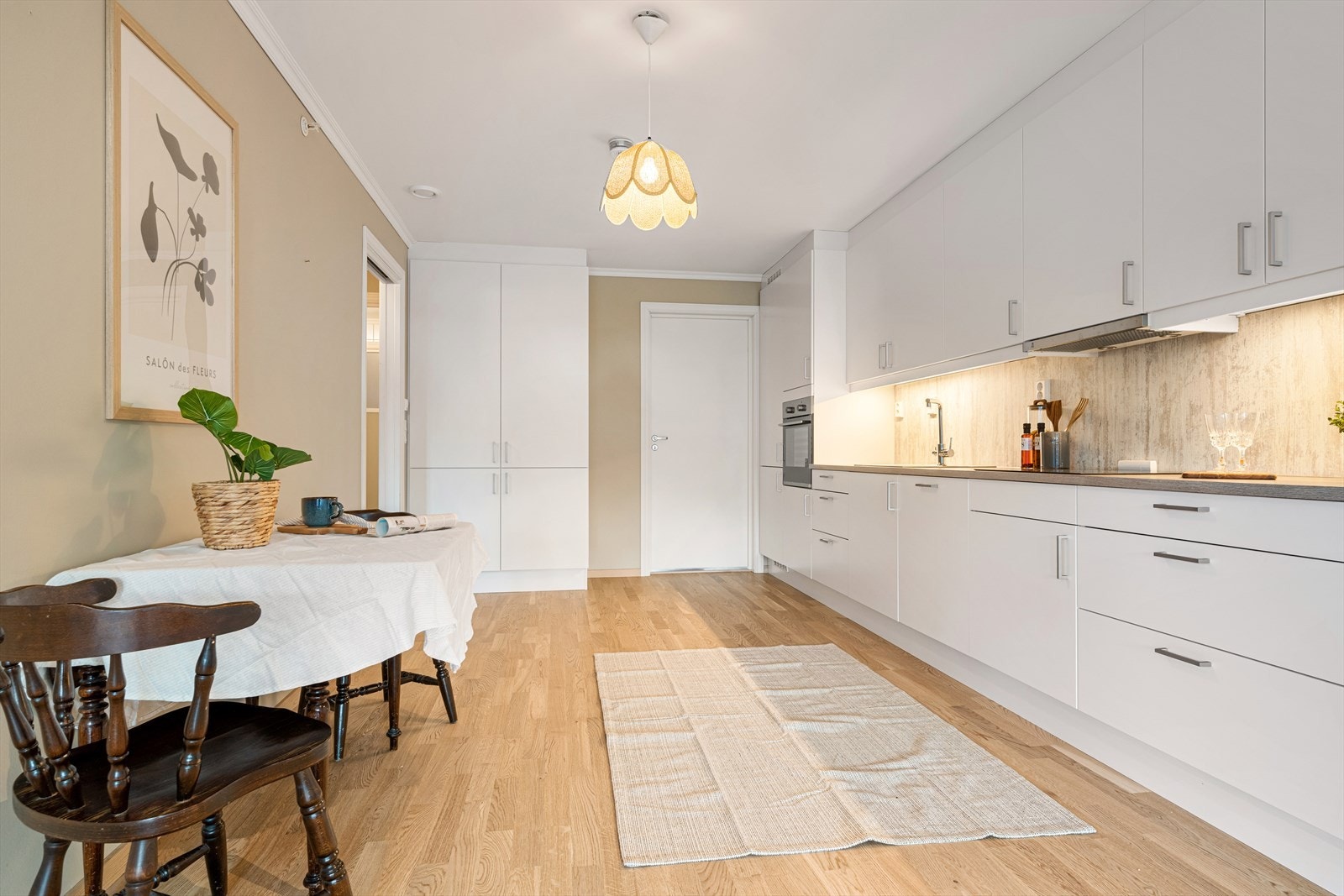 Kjøkkenet er lyst og moderne med plass til spisekrok Galleribilde