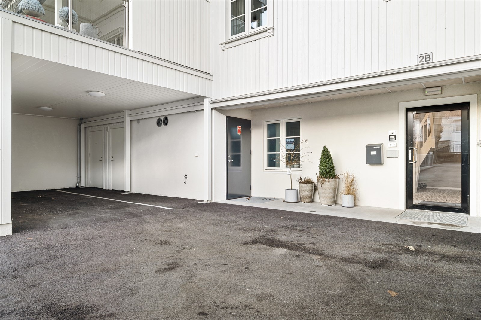 Fint opparbeidet parkeringsplass med carporter med boder Galleribilde