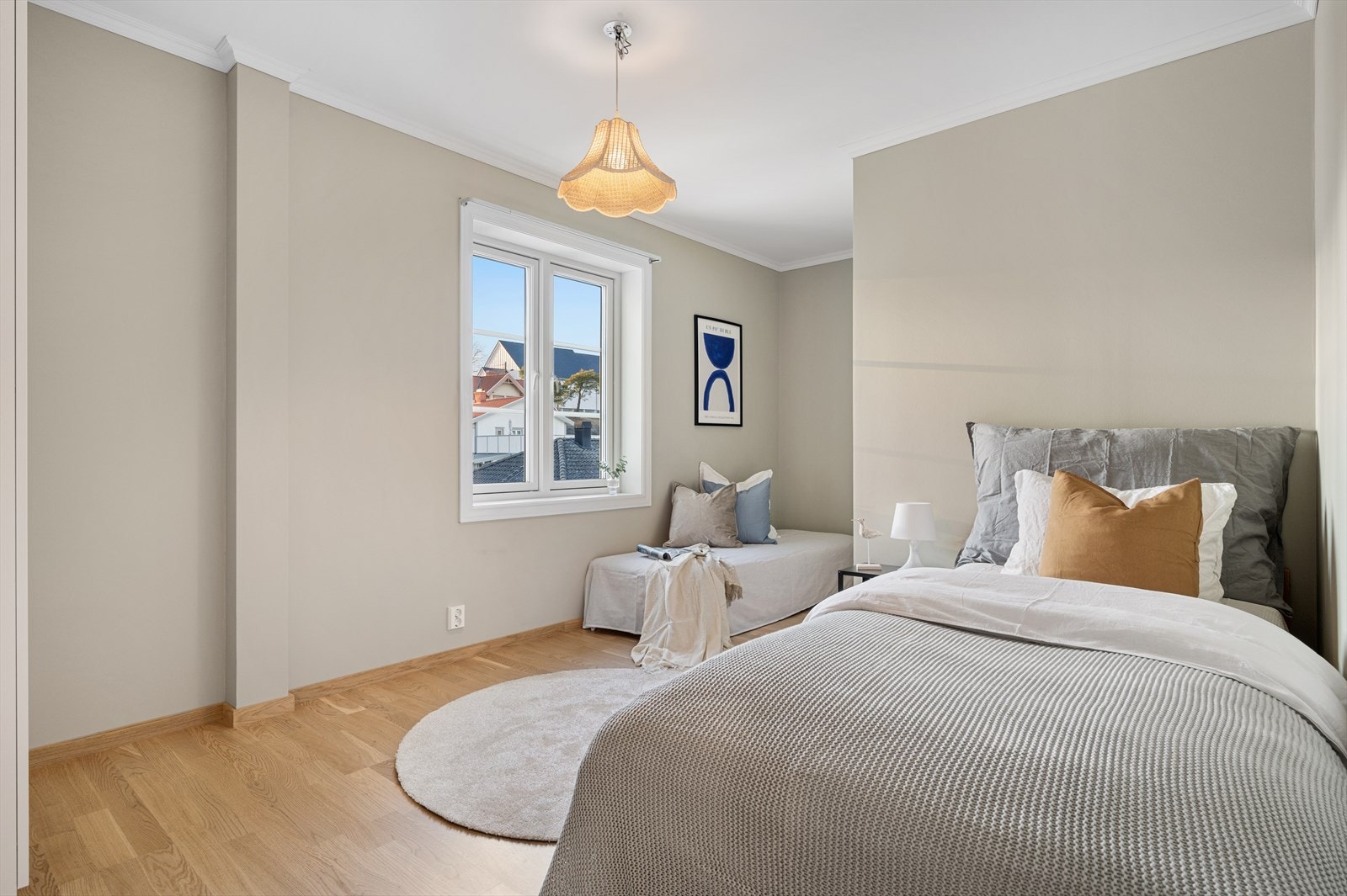 Soverom nummer to er også av praktisk størrelse med plass til alt du trenger Galleribilde