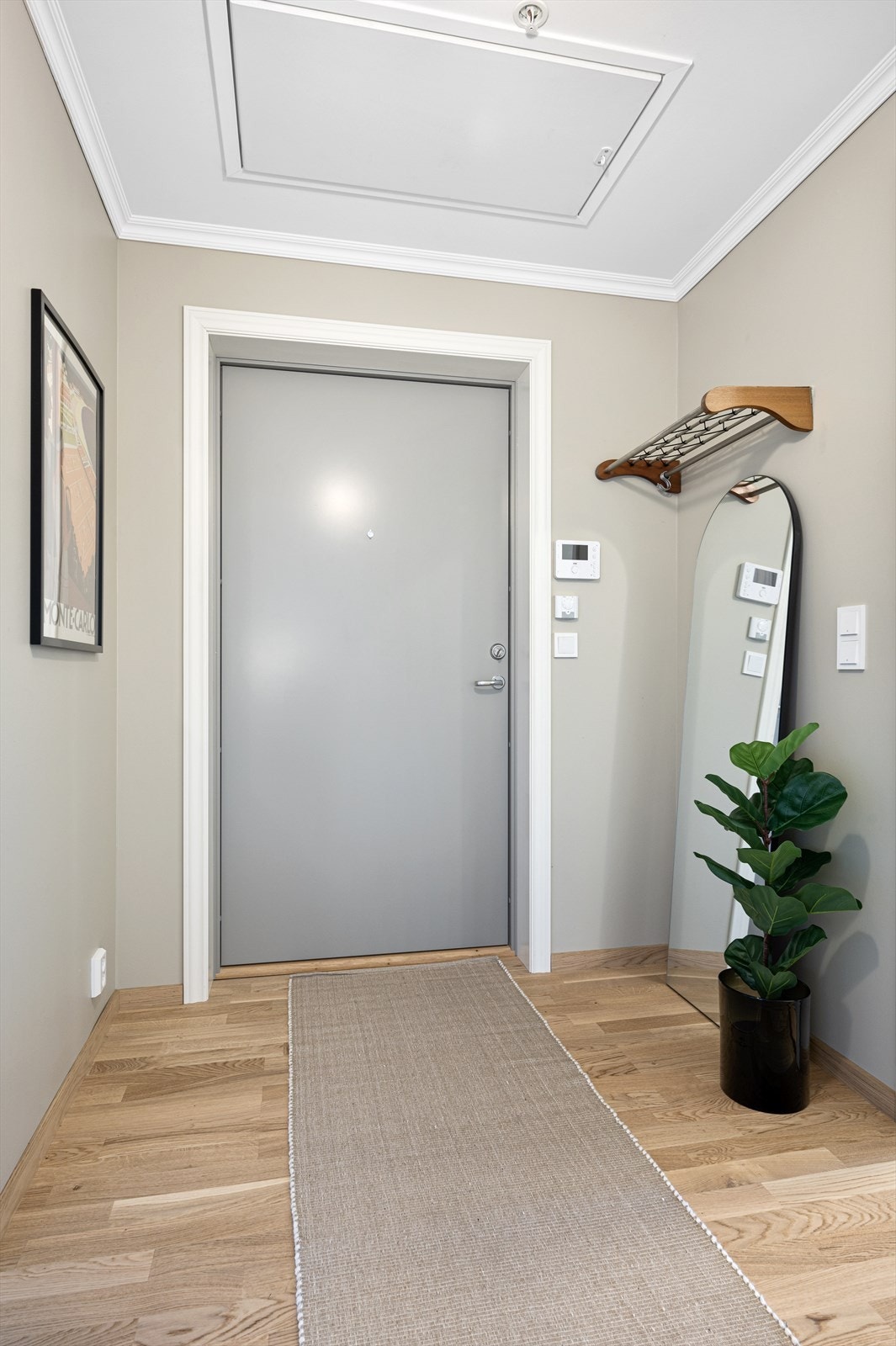 Romslig entré med plass til å henge fra seg yttertøy Galleribilde