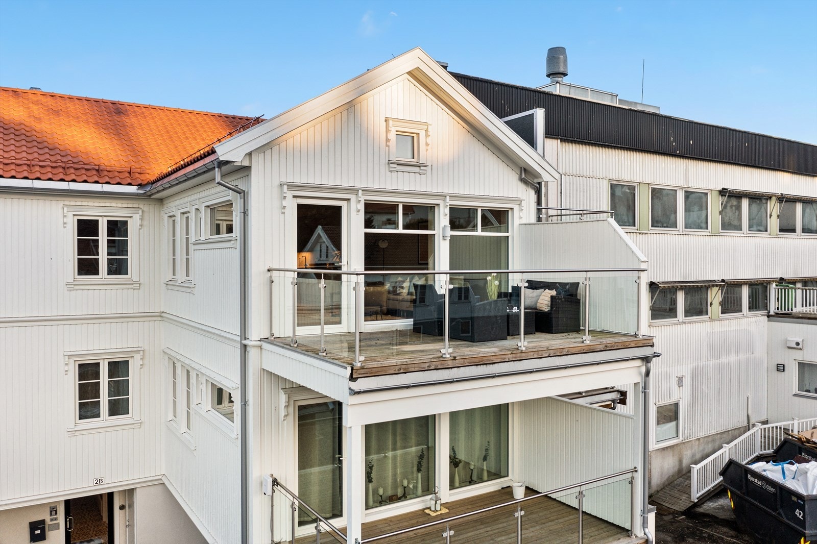 Leiligheten har tilhørende veranda med god plass til utemøbler Galleribilde