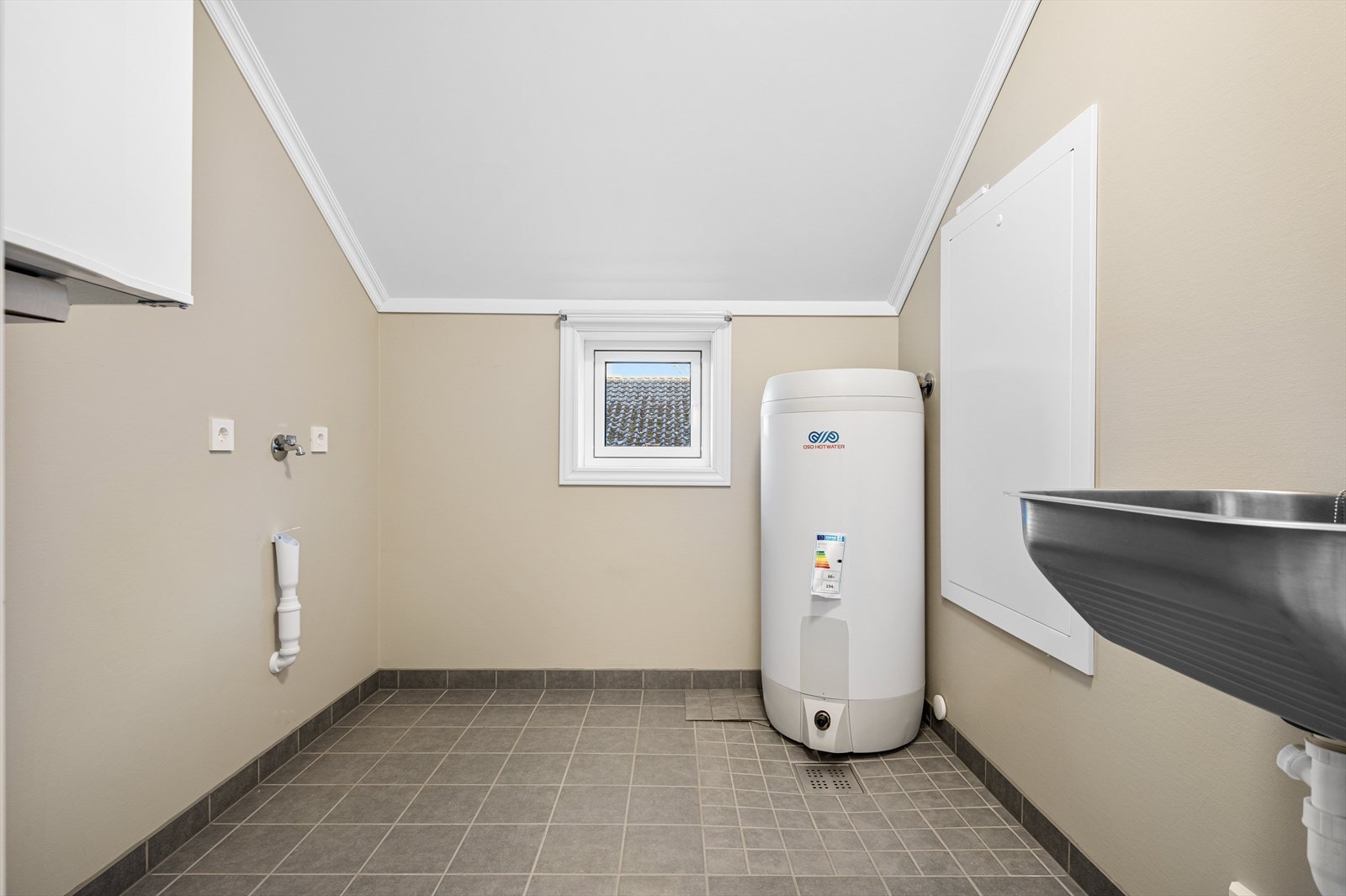 Vaskerommet er av praktisk størrelse med opplegg til vaskemaskin og tørketrommel Galleribilde