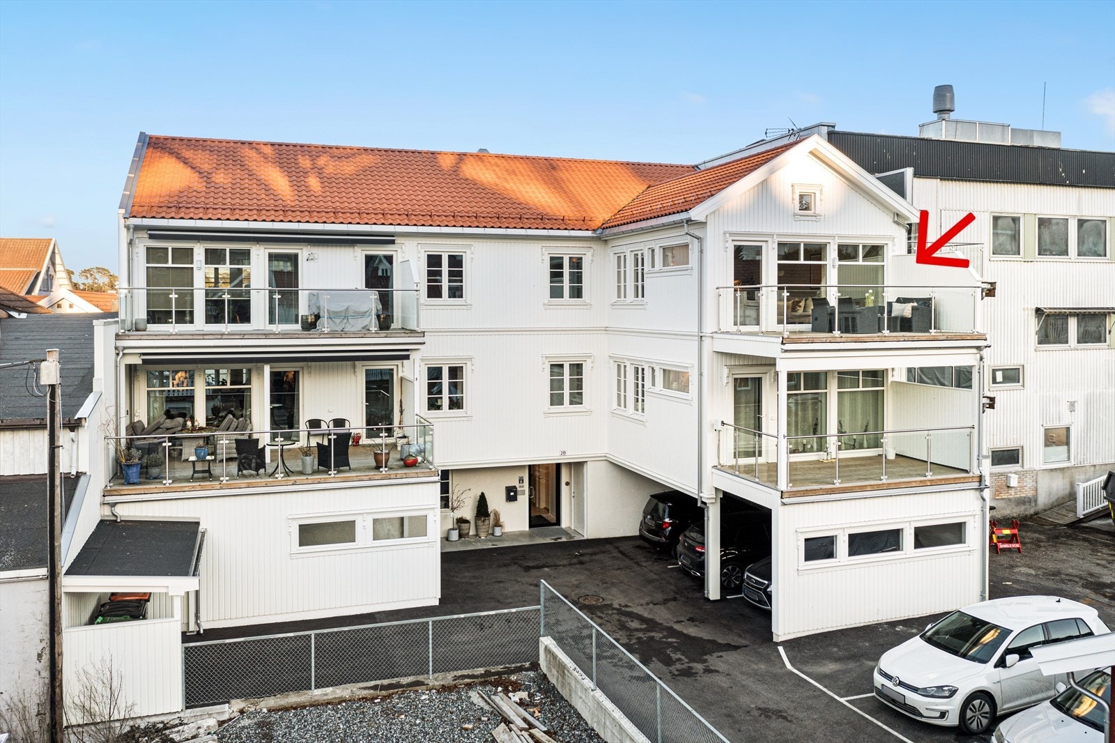 Leiligheten ligger fint til i tredje etasje i flotte Langesund, med en meget solrik, vestvendt veranda! Galleribilde