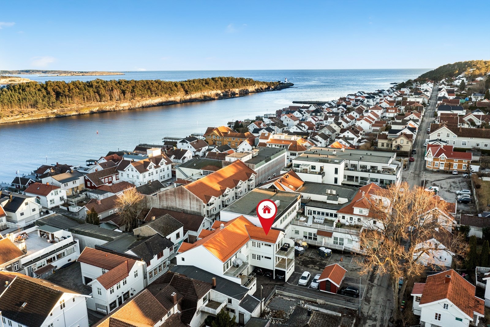 Leiligheten har umiddelbar nærhet til sjøen og kort avstand til fine turstier Galleribilde