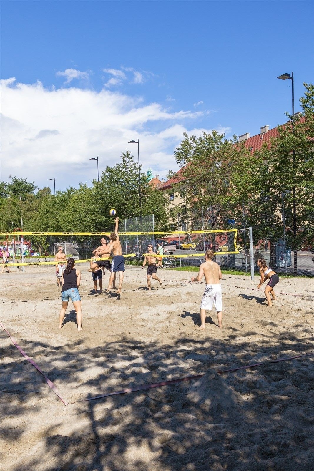 Rett ved Torshovparken er det sandvolleyballbaner, minigolf, basket- og fotballbane Galleribilde