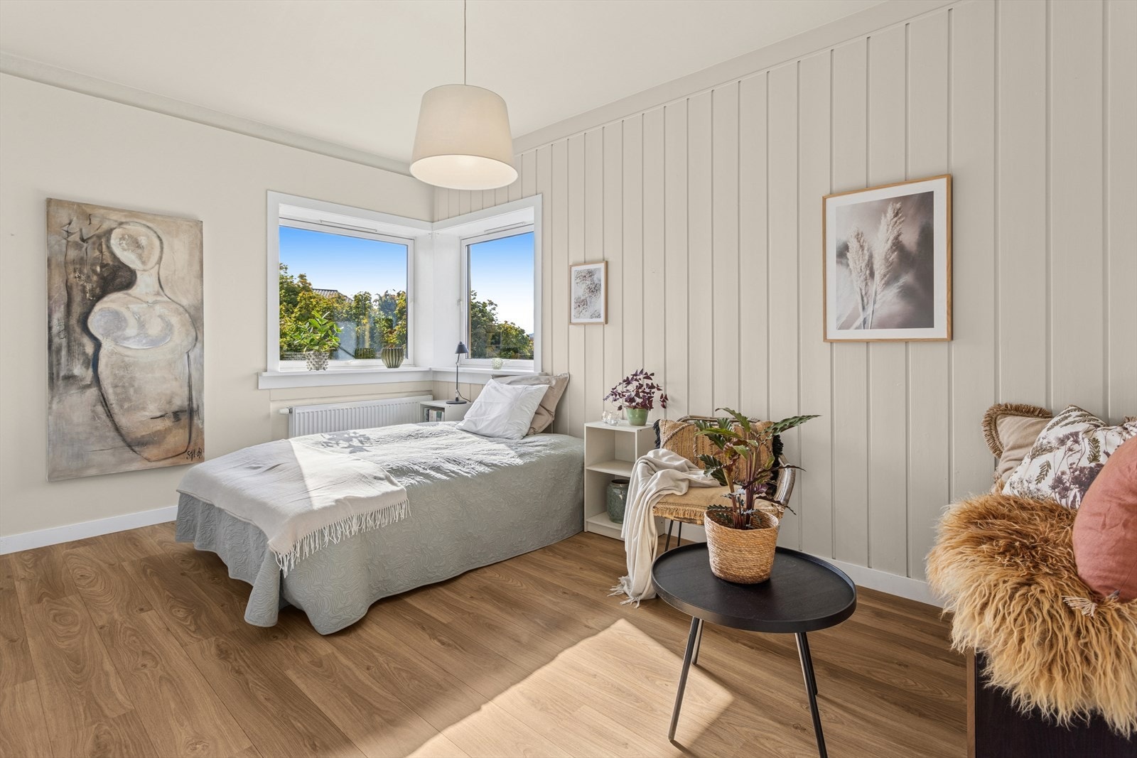 Soverom med store vindusflater og god romfølelse - naturlig lys og rolige omgivelser gir en behagelig atmosfære. Galleribilde