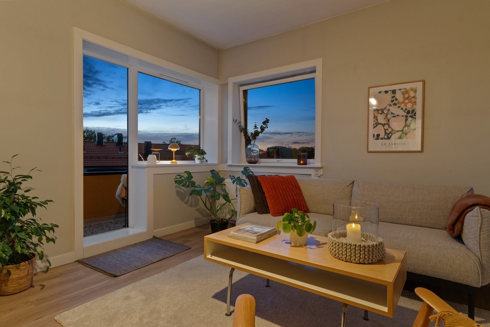 Stuen har utgang til en sydvestvendt balkong - her kan du nyte kveldssolen og den åpne utsikten mot himmelen. Galleribilde