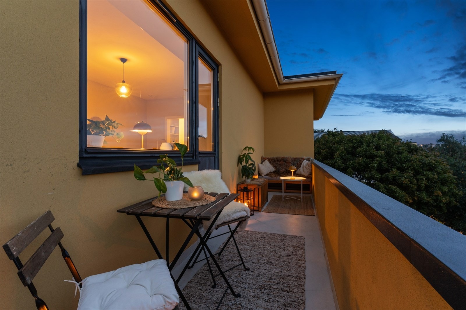 Her kan du nyte rolige kvelder med levende lys og lune tekstiler - perfekt for et glass vin, en god bok eller samtaler som varer til langt ut i sommernatten. Galleribilde