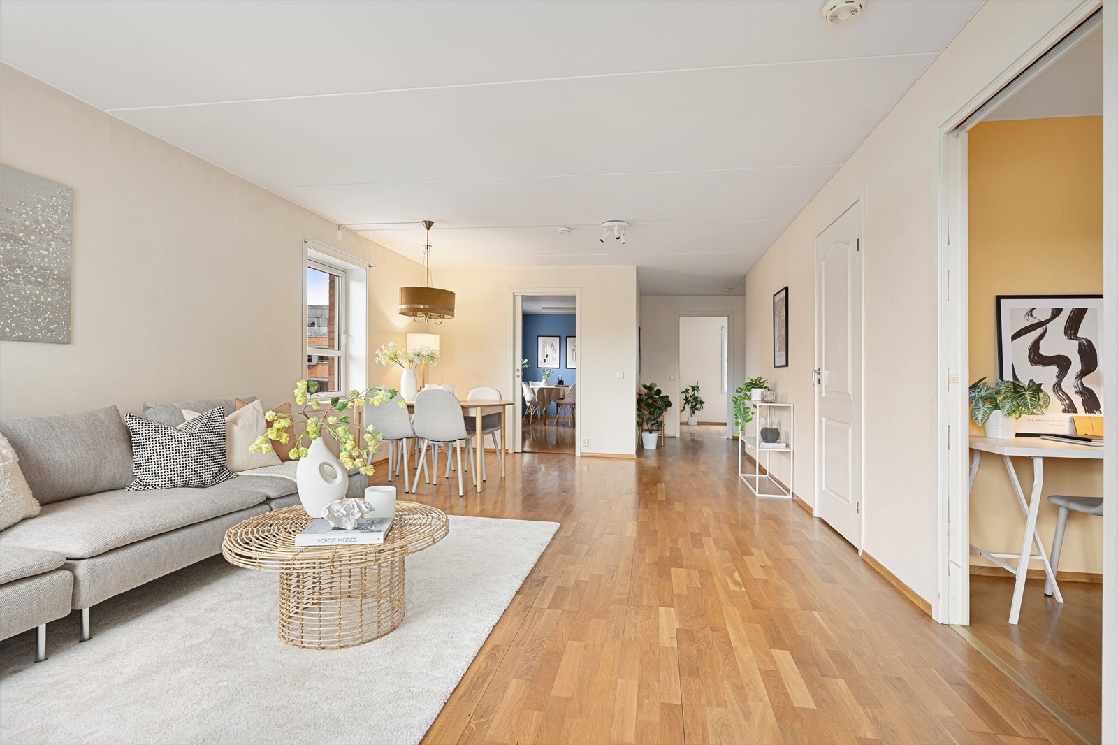 Rommet har god plass til både sofagruppe og spisestue, og er et naturlig samlingspunkt for familie og venner. Galleribilde