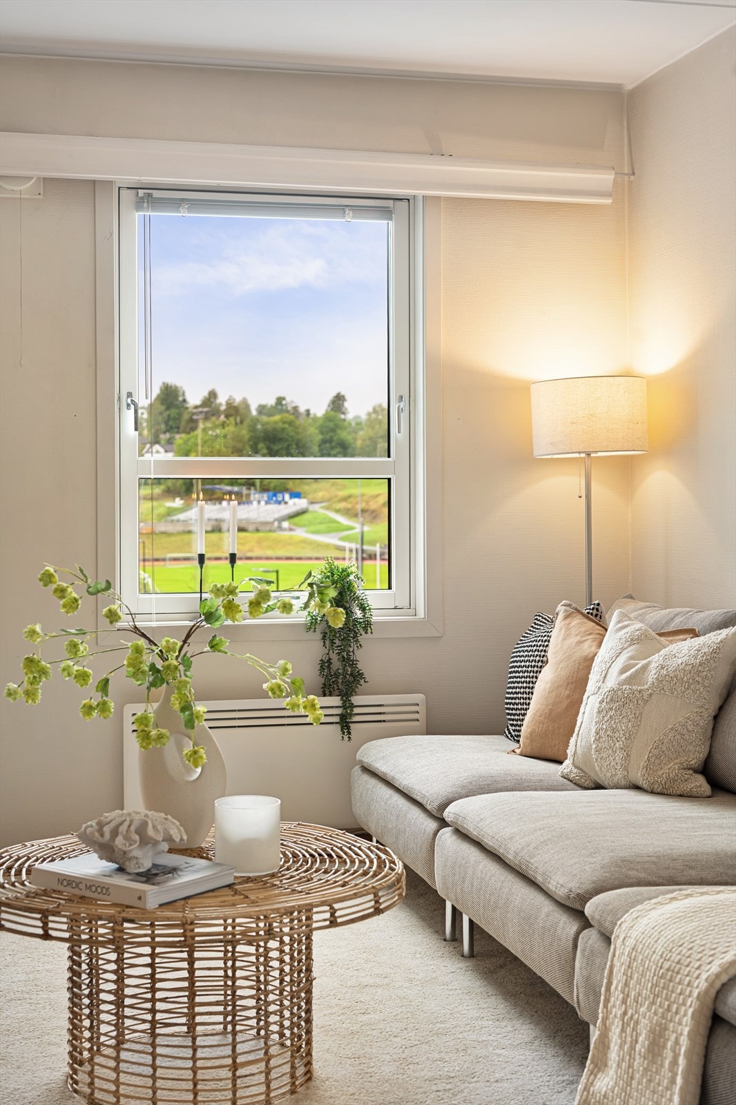 Overflatene består av 3-stavs parkett på gulv, malt tapet på vegger og malt betong i himling. Galleribilde