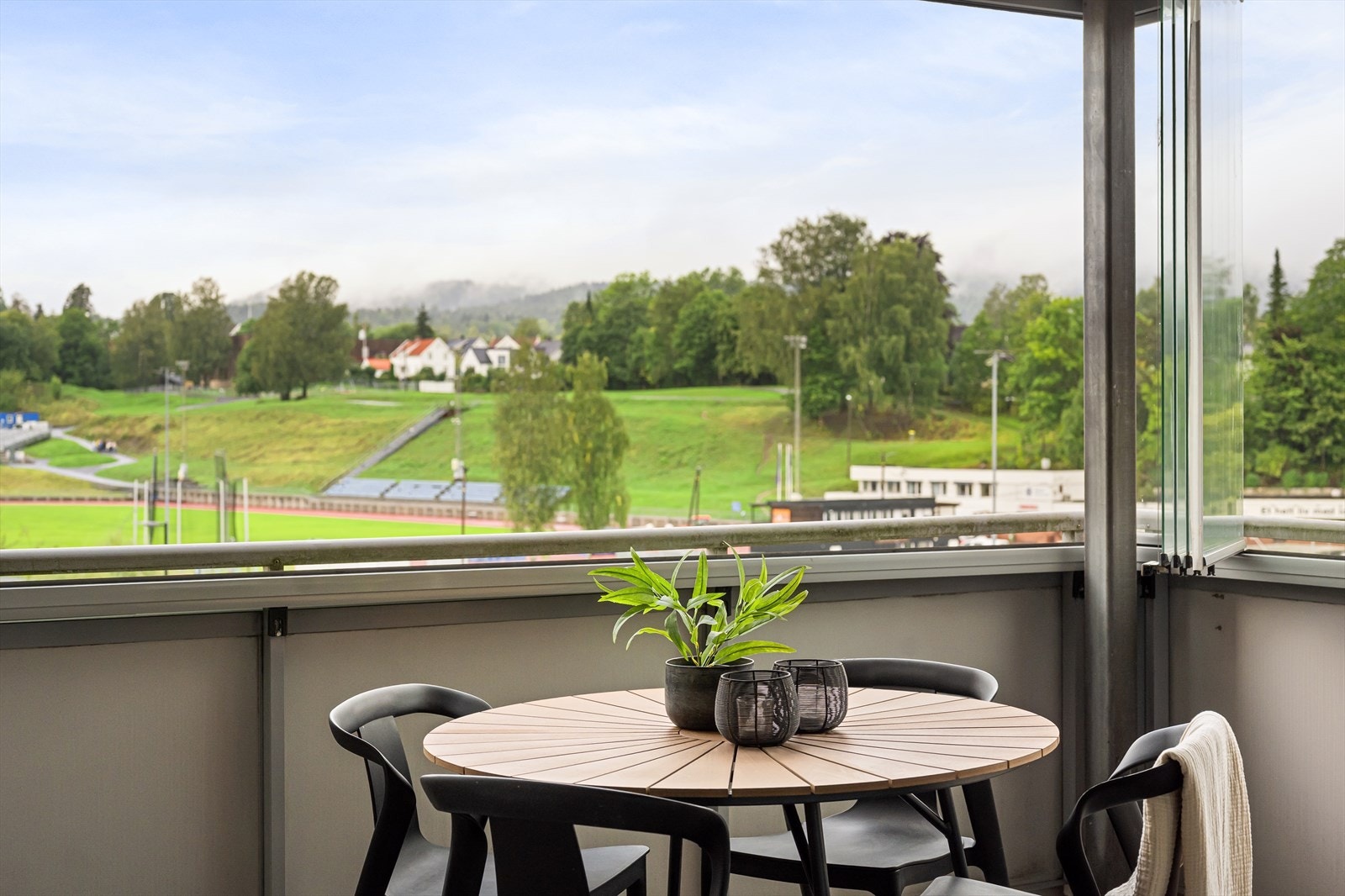 Balkongen fungerer som en utvidelse av oppholdsrommet og kan brukes store deler av året. Galleribilde
