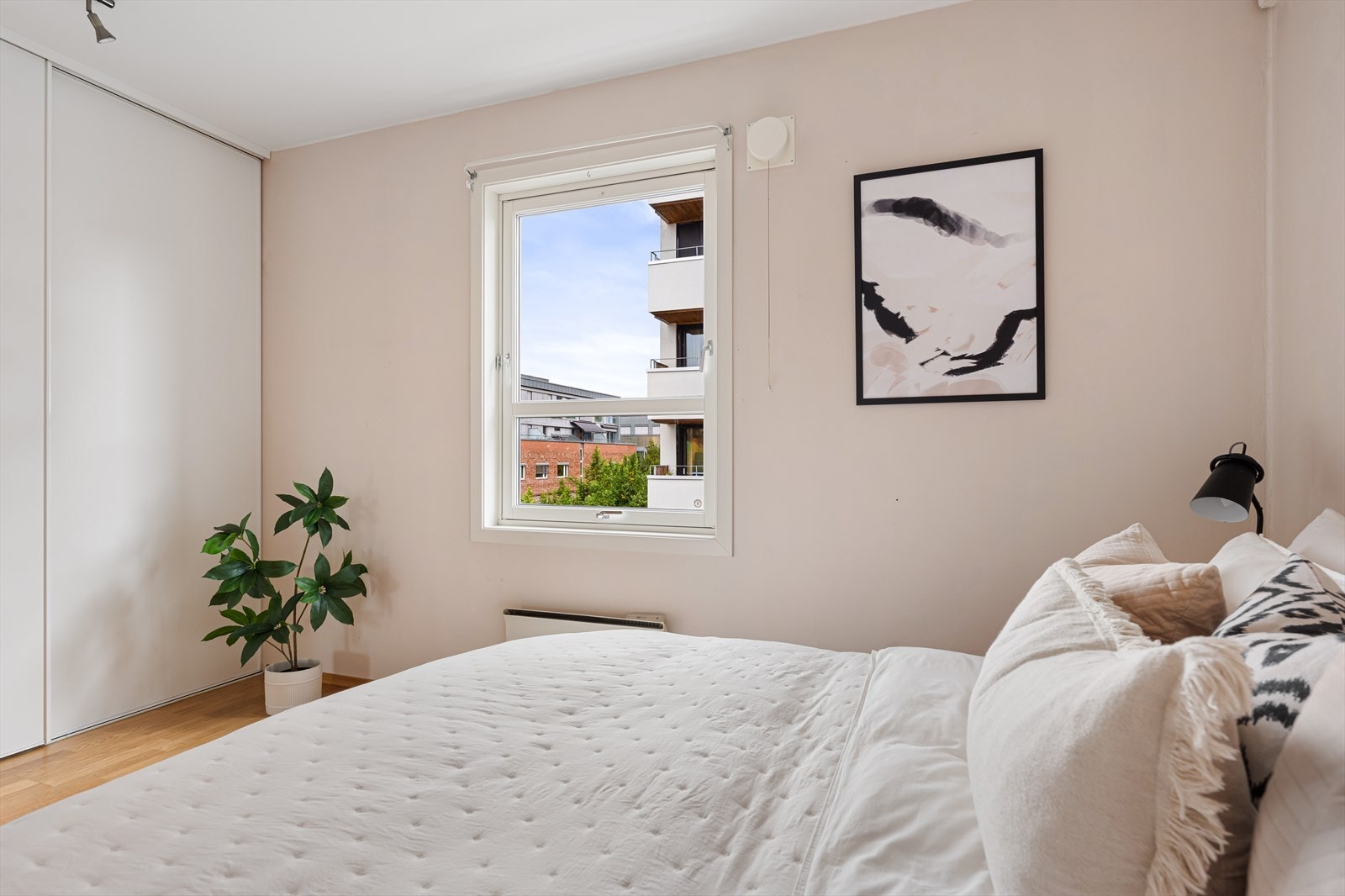 Rommet er innredet med skyvedørsgarderobe som gir praktisk oppbevaring. Galleribilde