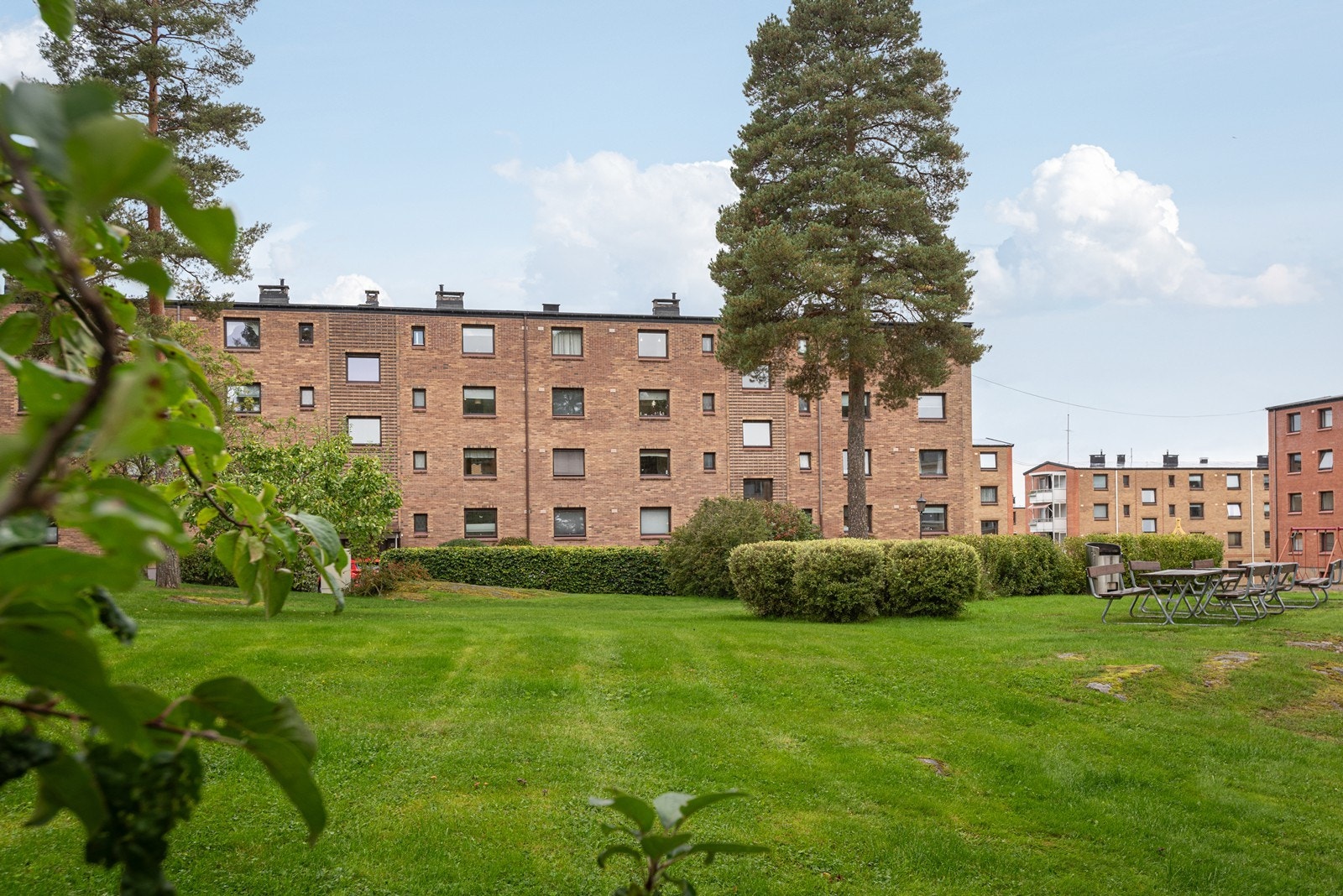 Her bor man i et rolig og veletablert område på Bøler - med kort vei til marka, butikker, skole/barnehage og kollektivtransport Galleribilde