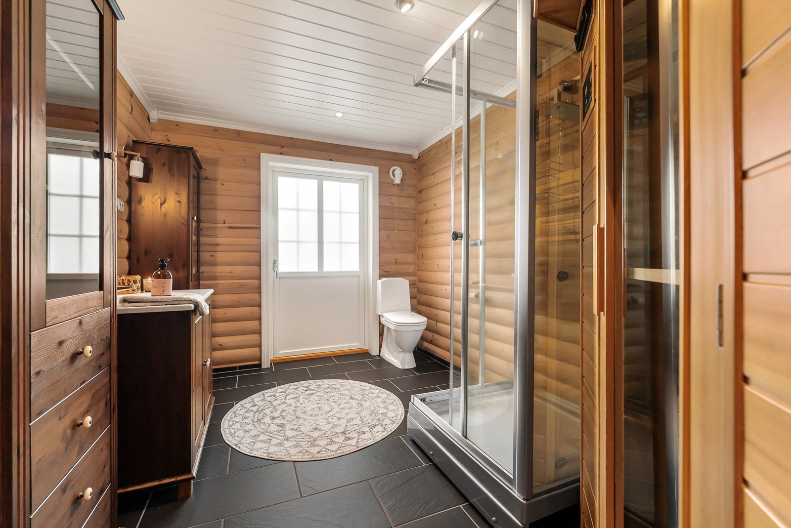 Baderom med utgang til terrassen Galleribilde