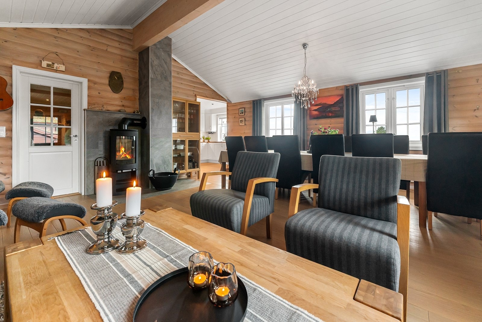 Sittegruppe mot spisestue og kjøkken Galleribilde