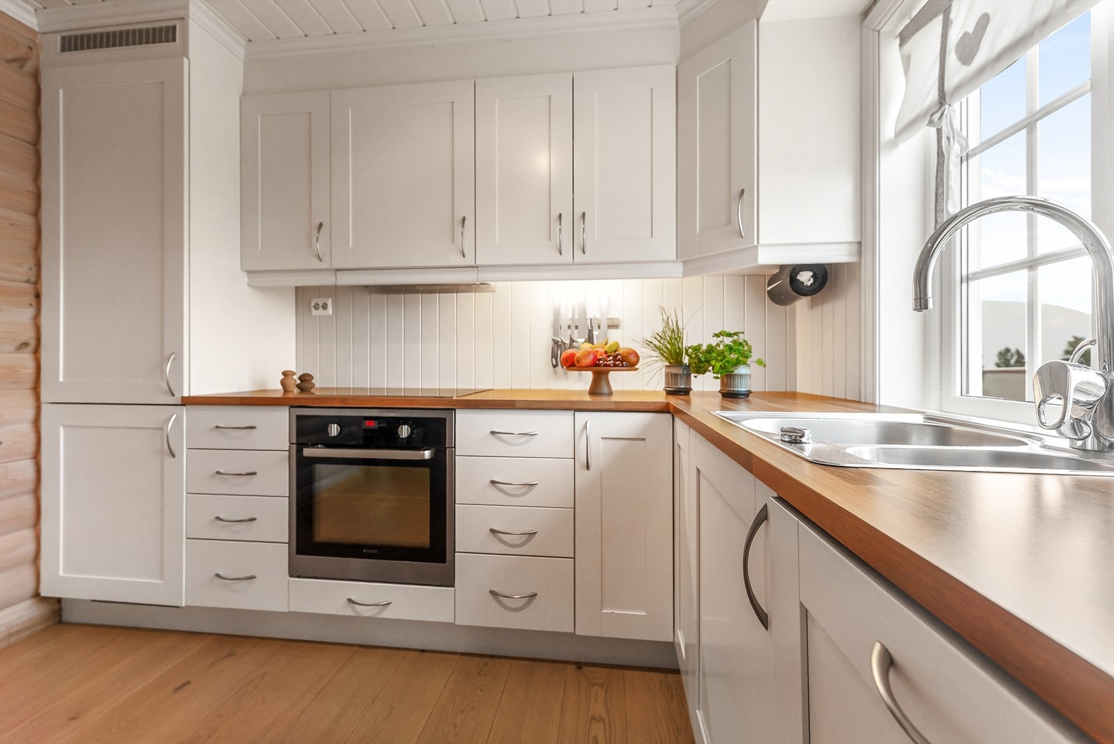 Lys og klassisk kjøkkeninnreiing Galleribilde