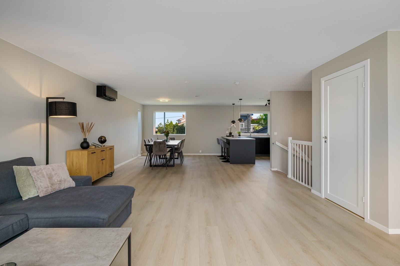 Nydelig gulv: Lys 1- stavs langplank laminatgulv, grand
alu champs fra BerryAlloc. Galleribilde