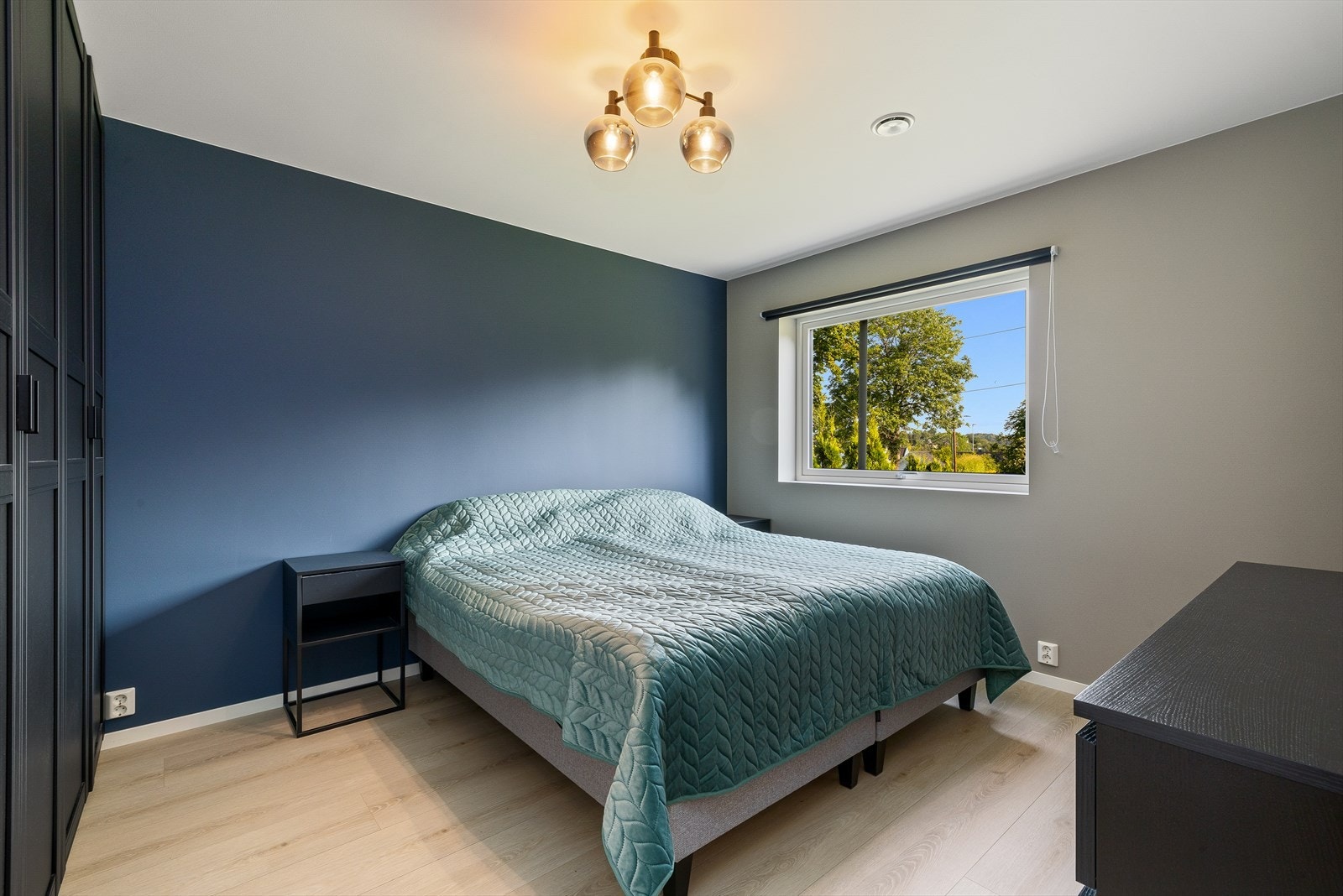 Romslig hovedsoverom i lekre farger. Galleribilde